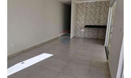 Casa com 2 dormitórios sendo 1 suíte disponível para locação