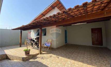 Casa com 3 dormitórios com edícula e área de lazer com piscina 275 m² construção
