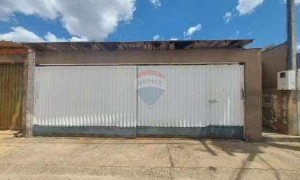 Casa com ótimo acabamento, em condomínio fechado - 2 quartos, 2 banheiros, área gourmet, garagem coberta, 187 m²