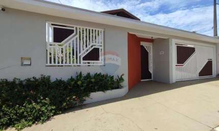 Casa em Holambra com quintal três quartos e cozinha espaçosa