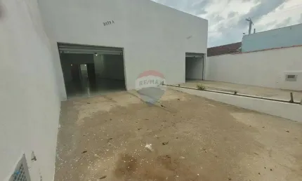 Salão Comercial para alugar com 60 metros, 01 banheiro PCD e duas vagas de estacionamento próprio.
