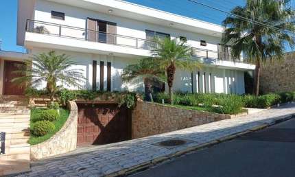 Casa em Serra Negra com 5 quartos, 4 suíites, edícula, salao de festa 600m² alto padrão R$1.750.000,00!