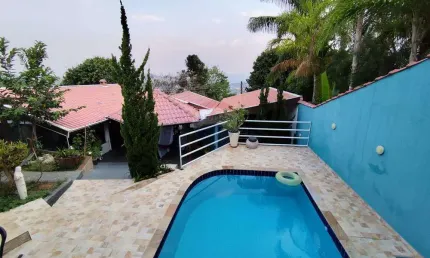 Linda casa em Águas de Lindóia com piscina 150m2ac 452at - Oportunidade