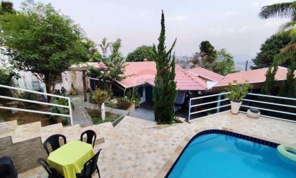 Linda casa em Águas de Lindóia com piscina 150m2ac 452at - Oportunidade