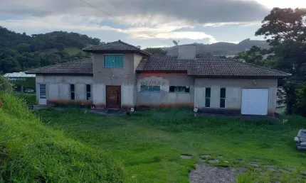 CASA  250 M² EM TERRENO DE 908,60 M² A VENDA EM LINDOIA S.P. - COM 02 QUARTOS, 01 SUITE, 01 QUARTO NO SÓTÃO.