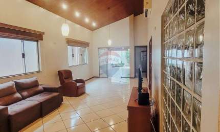 CASA À VENDA, NA REGIÃO CENTRAL DE MOGI MIRIM - $ 680.000,00 (aceita permuta com galpão, barracão ou terreno)