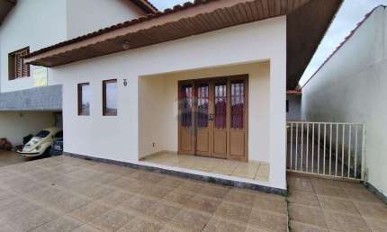 Sobrado espaçoso com Edícula e área de 145m² em Águas de Lindóia, em frente à Portaria de Condomínio Fechado.