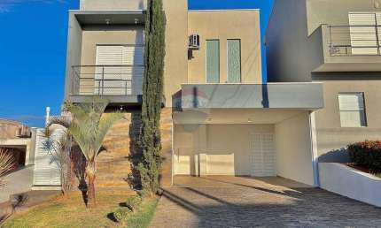 Casa Luxuosa no Condomínio Santa Monica II para Aluguel