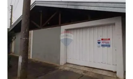Casa Maravilhosa com 4 Dormitórios, Área Gourmet e Garagem para 3 Carros