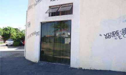 IMÓVEL DE ESQUINA COM TRÊS DORMITÓRIOS E PONTO COMERCIAL