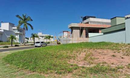 maravilhoso terreno com 429 m² . localizado no condominio flor d´aldeia. com acesso a lojas, supermercados, farmacias, centro de saúde, escolas.