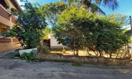 CHACARA COM UMA CASA AMPLA E MAIS DUAS CASAS MENORES COM POMARES, HORTA E GALINHEIRO