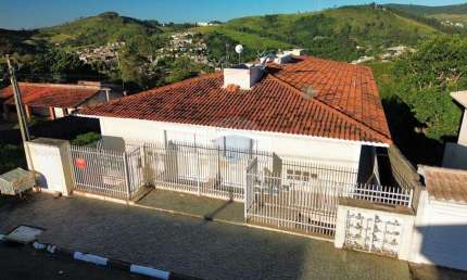 14 apt locaçao cada um com 2 quartos ,sala, peq. cozinha/ lavanderia, banheiro, área total construída  dos 14 apt  634,46 m2 e terreno 746 m2