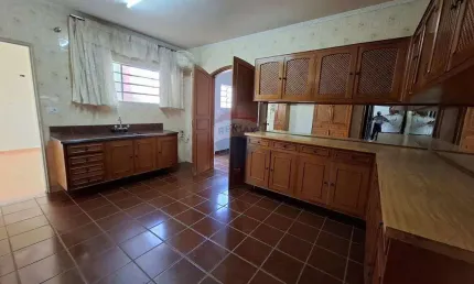 Casa ampla para locação com loja no centro de aguaí/sp - oportunidade!