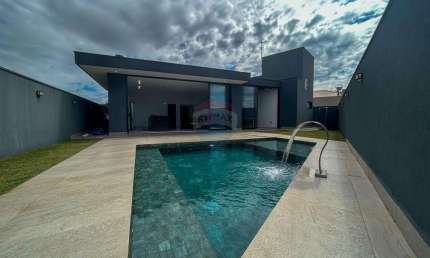 Casa térrea com 444,95m², sendo 3 suítes, área de lazer e porteira fechada, no condomínio Portal do Lago em Mogi Mirim-SP