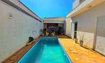 LINDA CASA NA CIDADE DE ARARAS, 3 DORMITÓRIOS, SUÍTE,PISCINA.