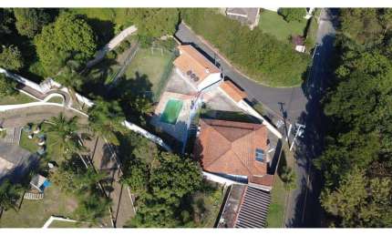 casa  3 quartos (01 suíte) , 5 banheiros , 7 vagas cobertas, área gourmet, piscina , campo  futebol , 404 m2 área construída e 1560 m2 área total