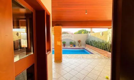 Casa térrea no centro de mogi mirm - área gourmet com piscina - r$ 950.000,00