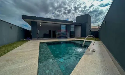 Casa térrea com 444,95m², sendo 3 suítes, área de lazer e porteira fechada, no condomínio Portal do Lago em Mogi Mirim-SP