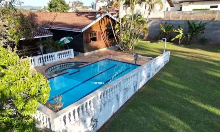 casa madeira com 202 m2; 1463 m2 área total; 10 vagas descobertas; 3 quartos sendo 1 suíte, 1 lavabo ; 1 banheiro social