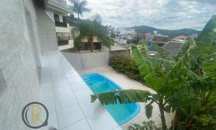 Casa com 4 suítes e piscina no bairro Ariribá em Balneário Camboriú