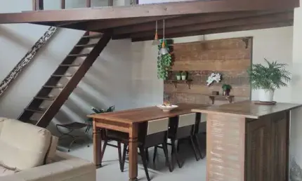 Casa sobrado com apartamento e escritório comercial.