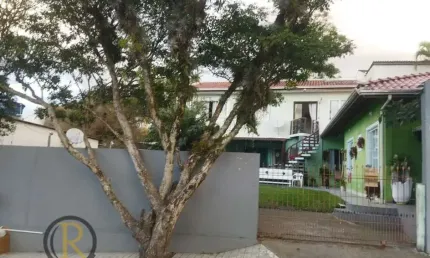 Predinho com 4 apartamentos no bairro das Nações, localizado a 1000 metros da Praia Central