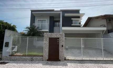 Casa alto padrão com 1 suíte + 3 dormitórios e área gourmet com piscina