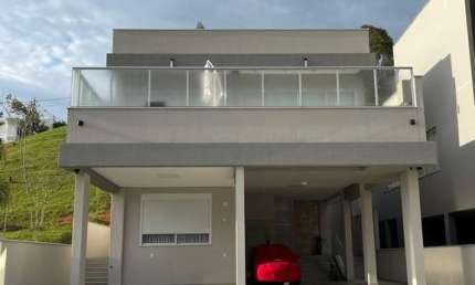 Casa magnífica em Condomínio Fechado com 3 suítes e amplo terreno com vista panorâmica