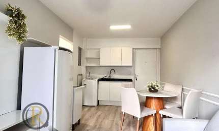 Apartamento reformado e mobiliado a 400 metros da Praia