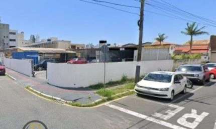 Terreno amplo de esquina para 2 ruas com imenso potencial no Centro