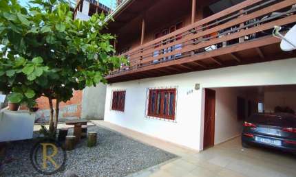 3 Casas no mesmo terreno, quintal amplo e área gourmet com churrasqueira