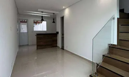 Sobrado com fino acabamento e 2 quartos no maracanã em praia grande/sp