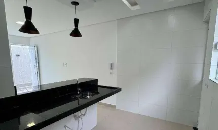Sobrado com 2 Quartos no Maracanã em Praia Grande/SP