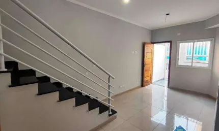 Sobrado à venda na Aviação, Praia Grande – 3 quartos, 2 sacadas, 3 banheiros e 1 vaga – Aceita financiamento