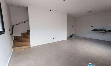 Sobrado com Fino Acabamento e 3 Quartos na Tupi em Praia Grande/SP