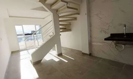 Sobrado triplex com 2 quartos na mirim em praia grande/sp