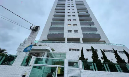Apartamento com 1 quarto com suíte e sacada gourmet a 400m da praia – lazer completo