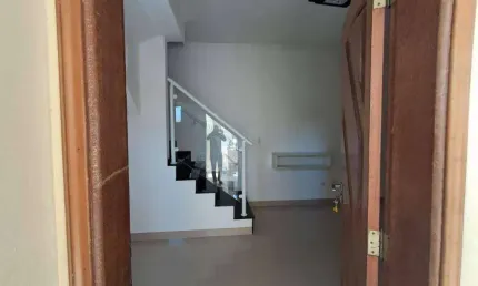 Sobrado geminado à venda no tude bastos, praia grande – 2 suítes, sacada, 2 vagas