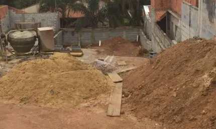 Terreno à venda em Jundiaí-SP, Jardim Celeste: 396m², muro de arrimo, saneamento básico, pronto para construir!