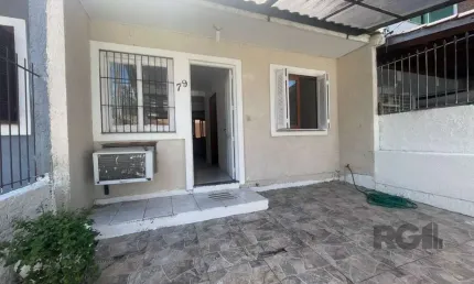 Casa com 2 quartos à venda na Rua Antônia Zardin Perondi, Hípica, Porto Alegre, 70 m2 por R$ 279.900