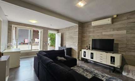Casa com 3 quartos para alugar na Rua General Nestor Silva Soares, Três Figueiras, Porto Alegre, 228 m2 por R$ 6.800