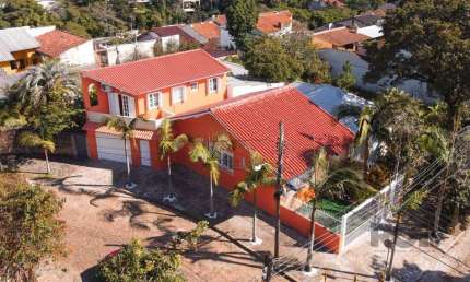 Fantásatico imóvel, composto por duas casas e uma kitnet.