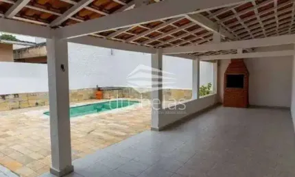Casa 03 dormitórios, próximo ao centro com piscina!