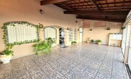 Ótima casa de 04 dormitórios à venda no Vale do Sol.