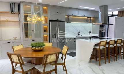 Vendo belíssima casa próximo ao Shopping Jardim Oriente.