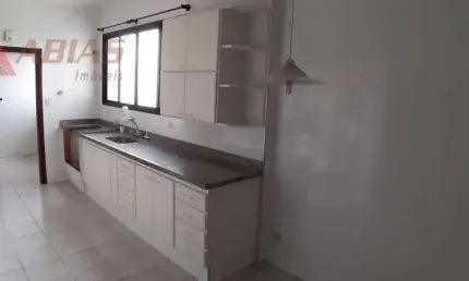 LINDO E AMPLO APARTAMENTO NO CENTRO. REPLETO DE ARMÁRIOS.
