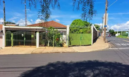 Casa de esquina - Jardim Bandeirantes - Prox. Passeio São Carlos