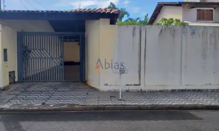 PARQUE FEHR - Residência 3 dormitórios, sendo uma suite. Na parte de cima ficam 2 quartos e um banheiro. Na parte de baixo , sala, cozinha , quarto(suíte), banheiro e área de serviço. Garagem coberta 