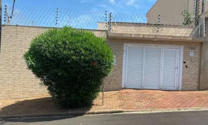 Casa à Venda em Jardim Hikare - 3 Dormitórios, R$ 700 mil